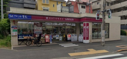 コンビニ　ナチュラルローソン 世田谷弦巻三丁目店（コンビニ）まで553m