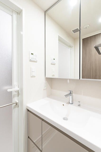 洗面設備　人気な独立洗面台です