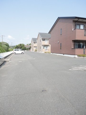 駐車場　駐車場があるので、車を買う予定の方も安心です