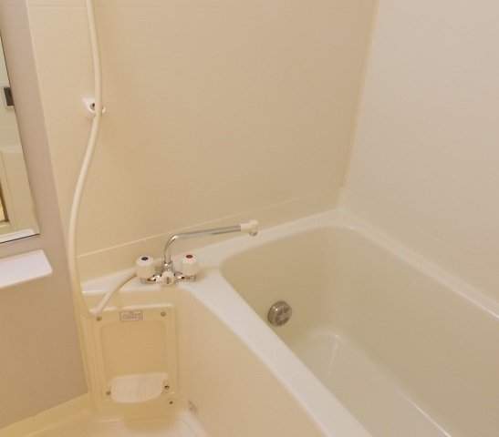 バス・シャワールーム　コンパクトで使いやすいお風呂です