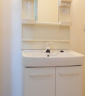 洗面設備　ゆったりとスペースのある洗面所