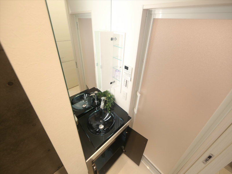 洗面設備　オシャレな独立洗面台　収納スペース有