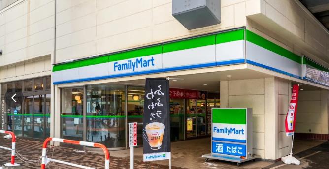 コンビニ　ファミリーマート札幌北6条西7丁目店（コンビニ）まで473m