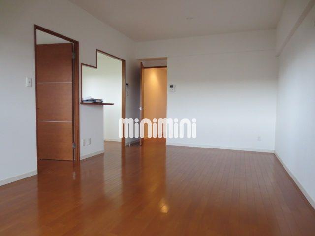 居室・リビング　天井高もあり広いリビング