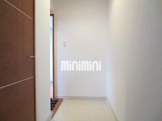 玄関　白い床で清潔感があります