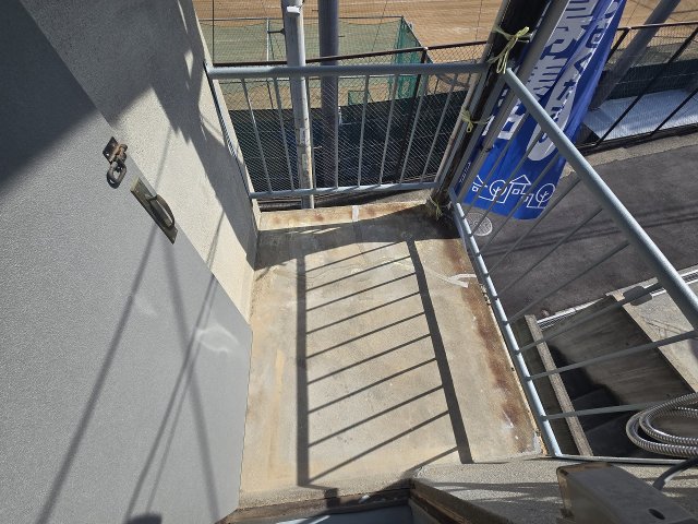 バルコニー　暖かな日差しのふりそそぐバルコニー