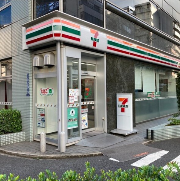 コンビニ　セブンイレブン 港区芝1丁目店（コンビニ）まで136m