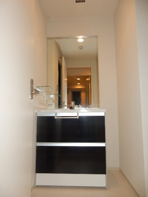 洗面設備　大きい鏡付きの独立洗面台