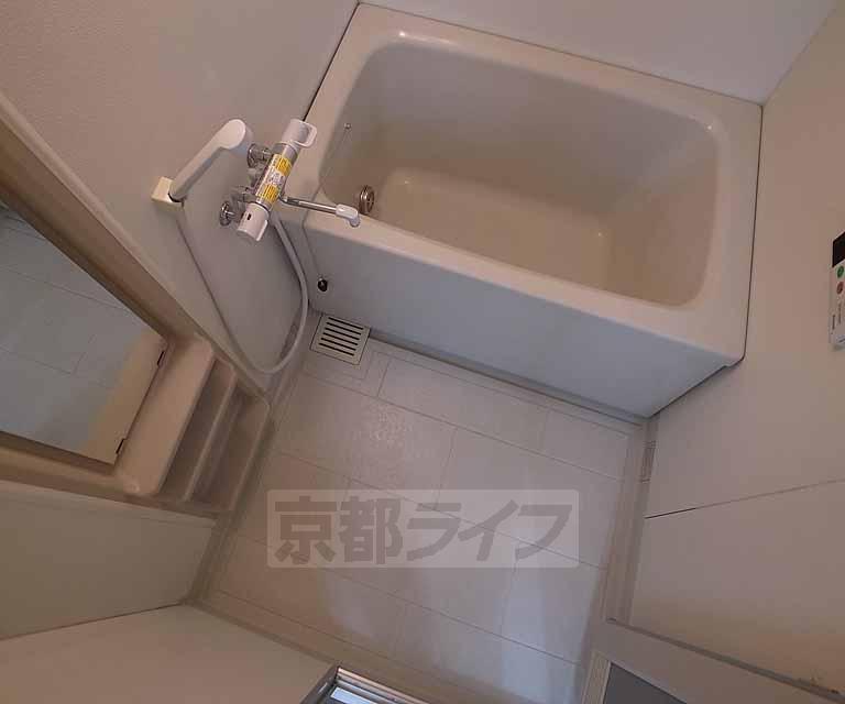 バス・シャワールーム　広々としたバスルームです。