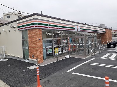 コンビニ　セブンイレブン八戸ゆりの木通店（コンビニ）まで220m
