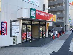 ドラックストア　ツルハドラッグ鶴見市場店（ドラッグストア）まで218m