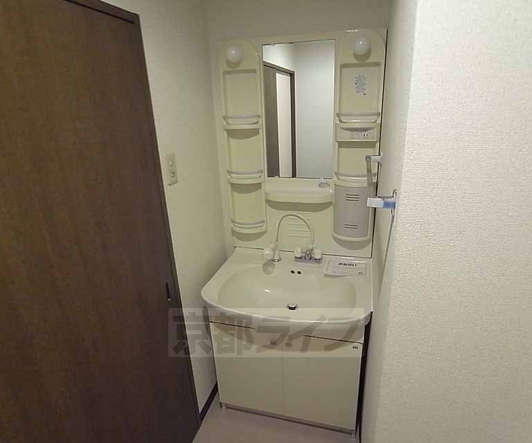 洗面設備　きれいな独立洗面台です。