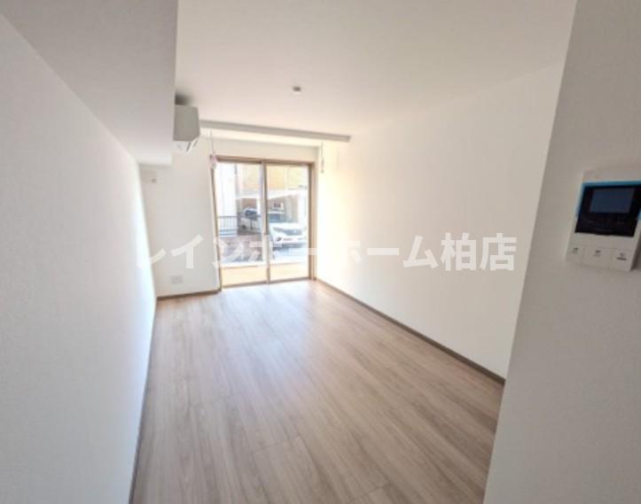 居室・リビング　同貸主。参考写真。