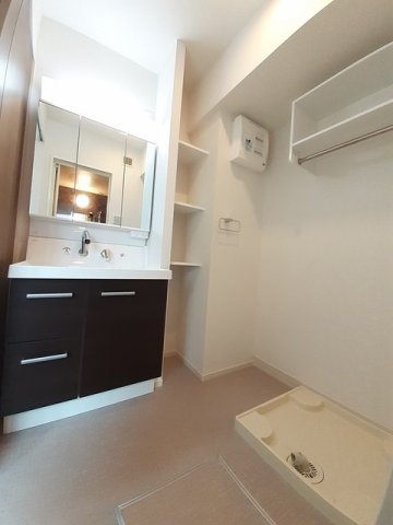 洗面設備　明るい洗面所です