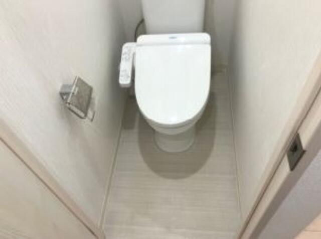 トイレ　＊別号室の写真となります。