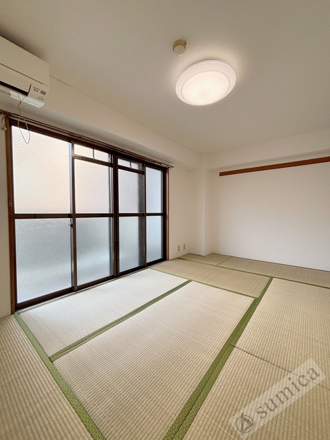 バルコニー　内装は落ち着いています。おおきな窓で明るさを演出。