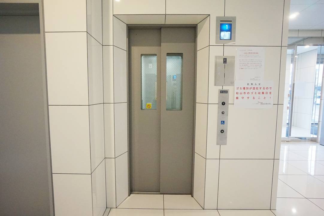 エントランス　エレベーター