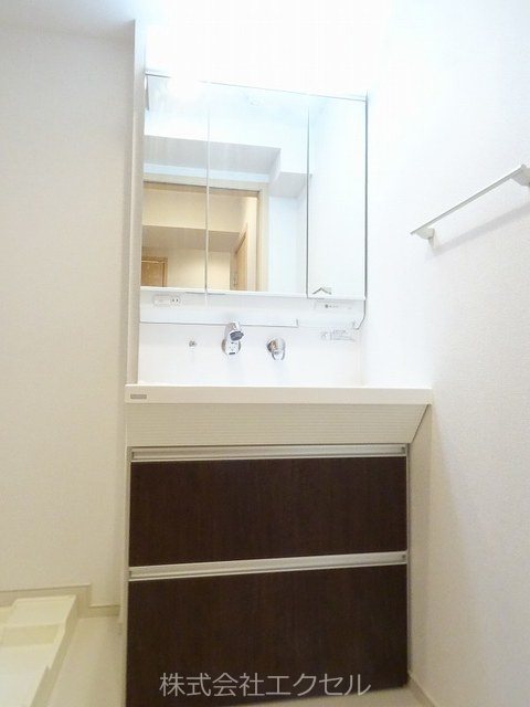 洗面設備　シャワー付き洗面台です。