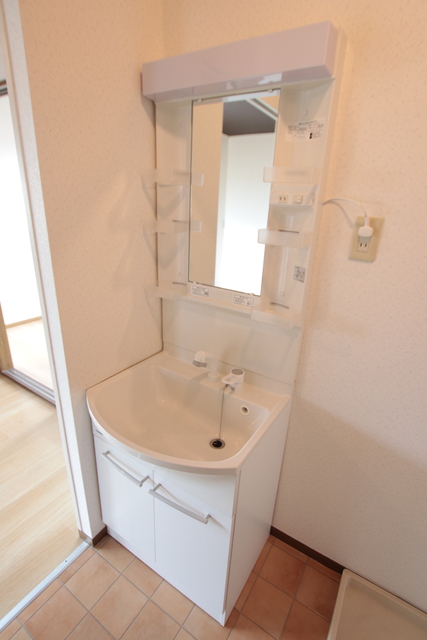 洗面設備　朝の準備に便利なシャワー付き洗面台★