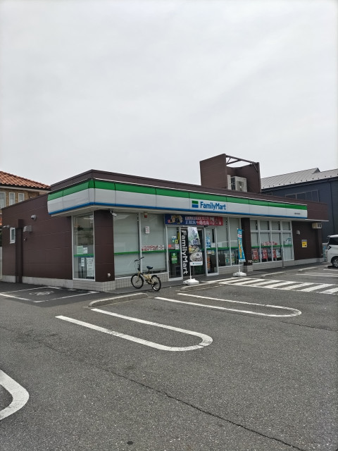 コンビニ　ファミリーマート川越砂新田東店（コンビニ）まで400m