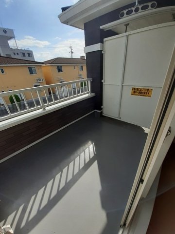 バルコニー　暖かな日差しのふりそそぐバルコニー