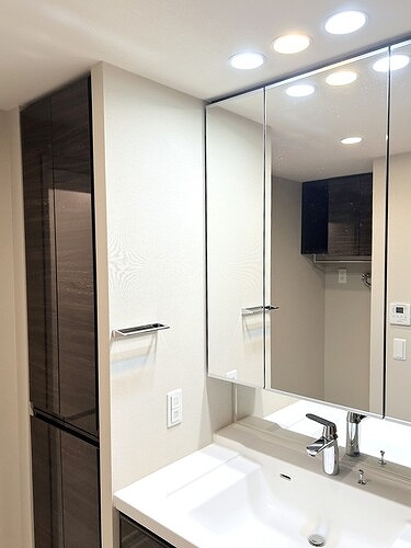 洗面設備　三面鏡付洗面化粧台