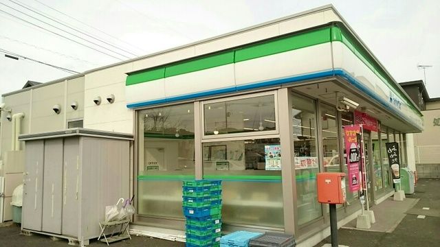 コンビニ　ファミリーマート（コンビニ）まで700m