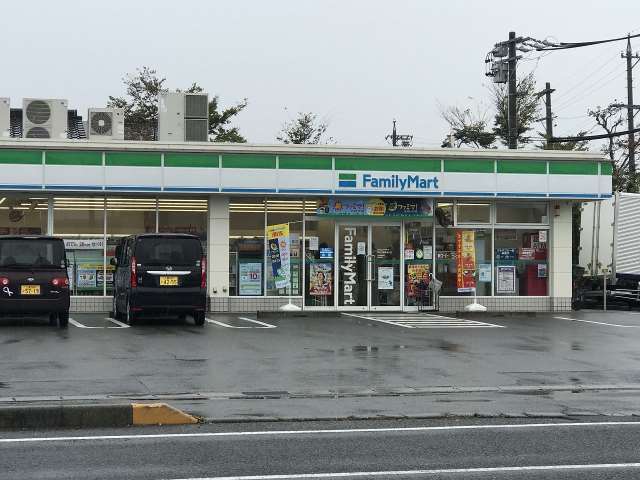 コンビニ　ファミリーマート（コンビニ）まで261m