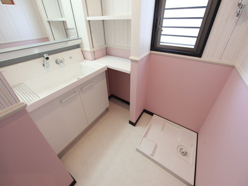 洗面設備　脱衣所　独立洗面台（シャンプードレッサー付）収納スペース有