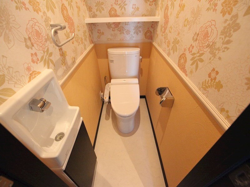 トイレ　温水洗浄便座付トイレ　手洗いカウンター付き