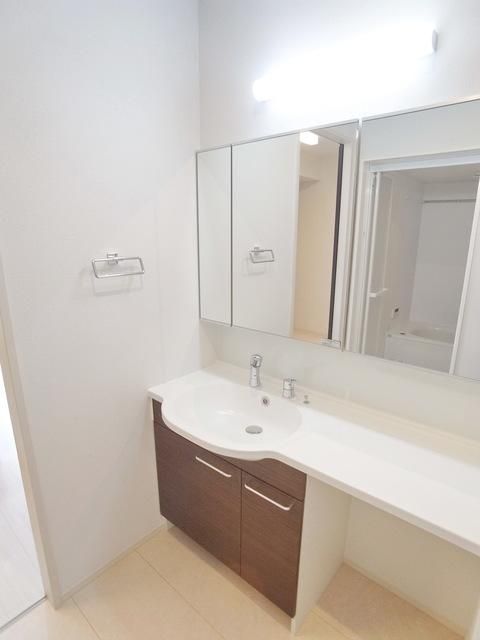 洗面設備　大きな鏡が便利♪