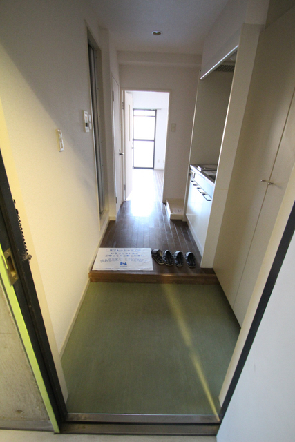 玄関　同間取の別室参考写真です。