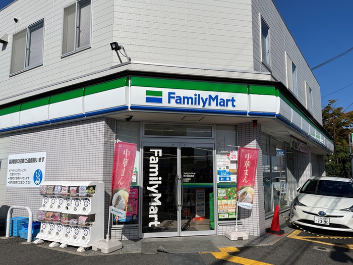 コンビニ　ファミリーマート（コンビニ）まで650m