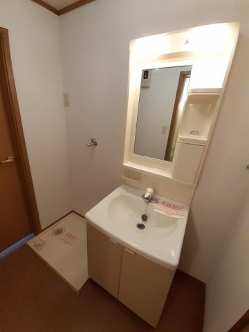 洗面設備　明るい洗面所です