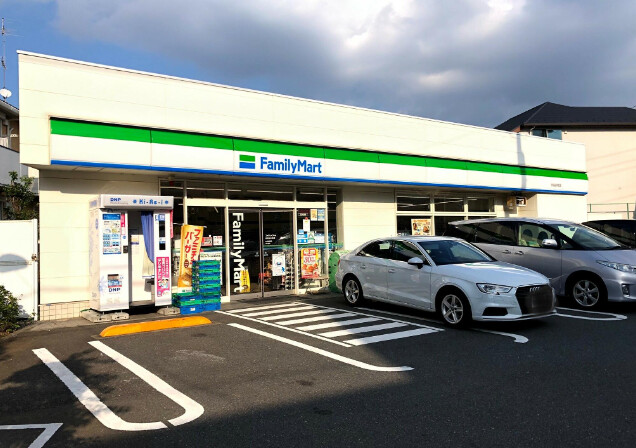 コンビニ　ファミリーマート世田谷中町店（コンビニ）まで497m