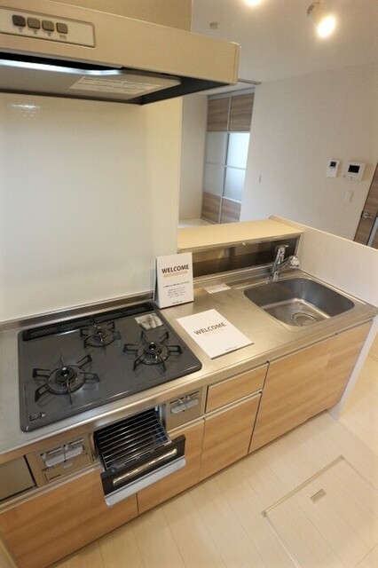 キッチン　ガスコンロ３口　グリルも付いてます