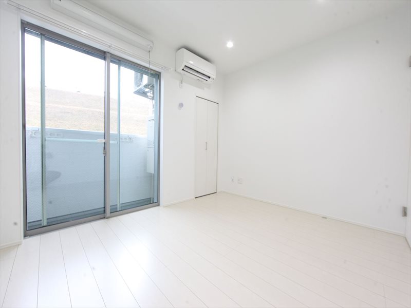 バルコニー　洋室6.3帖　エアコン完備　バルコニー