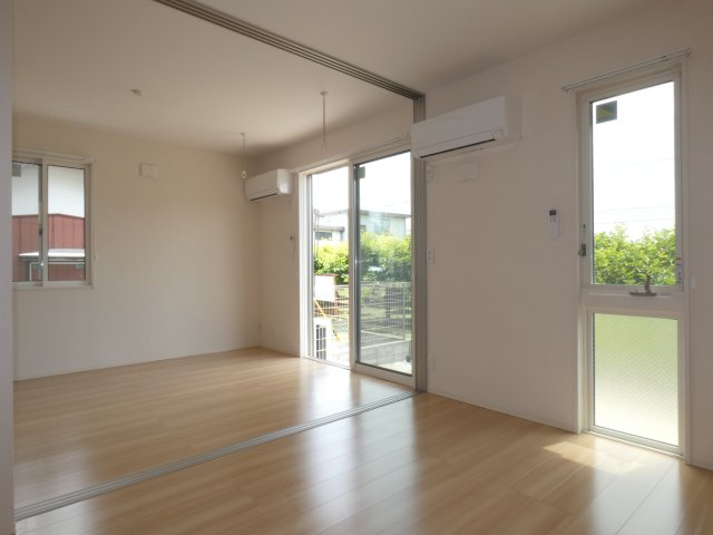 居室・リビング　開放的なリビングスペースです。