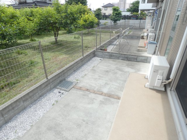 庭　南東向きでちょっとした家庭菜園も楽しめますね。