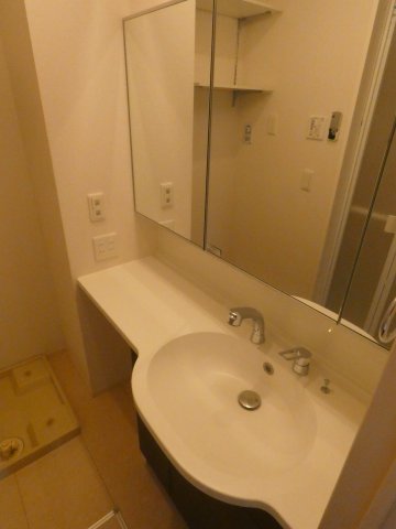 洗面設備　ホテル仕様の大きな洗面台です。