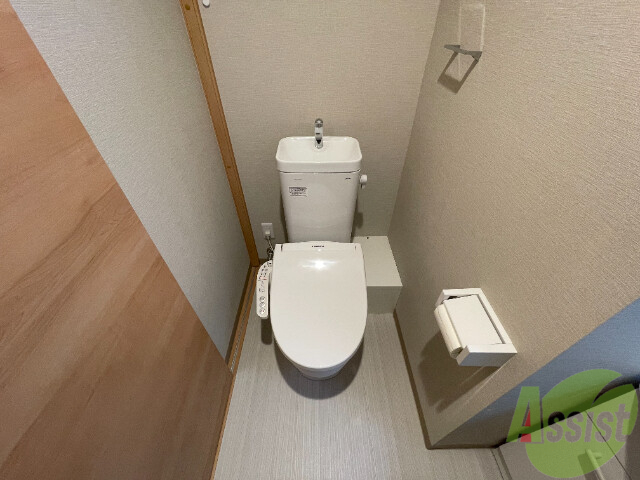トイレ　ウォシュレット付きです。オシリに優しい設備です。