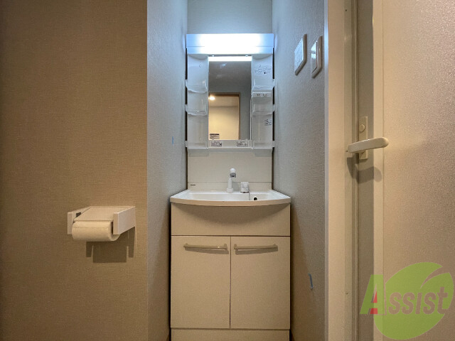 洗面設備　綺麗で使い勝手のよさそうな独立洗面台です。