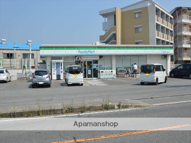 コンビニ　ファミリーマート（コンビニ）まで140m
