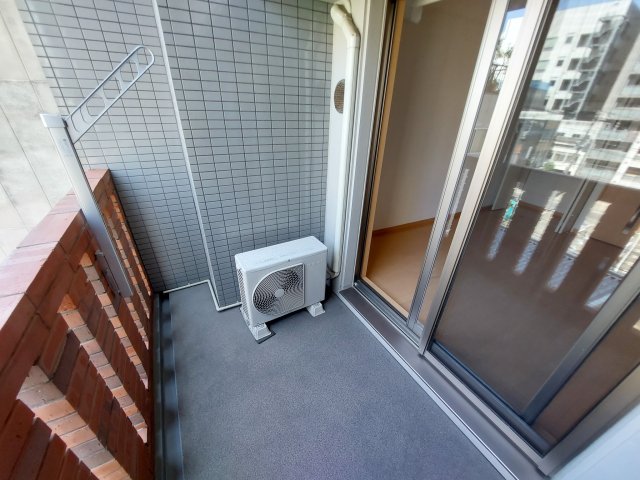 バルコニー　別号室のものになります。現状優先。