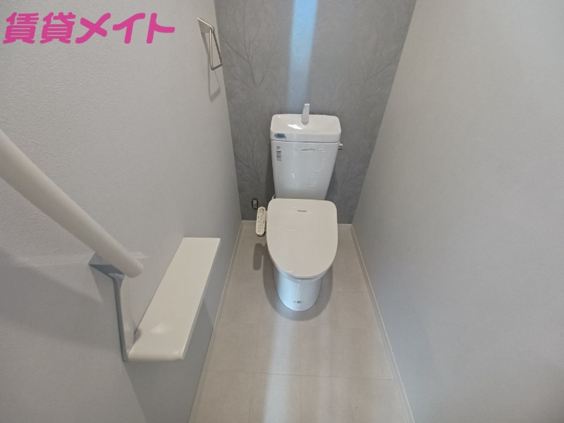 トイレ　同物件別部屋写真