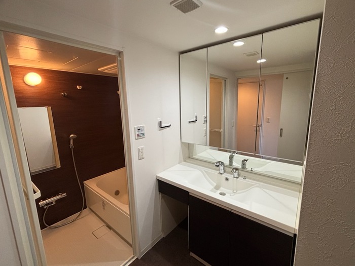 洗面設備　※写真は同じマンションの違う部屋のものになります。