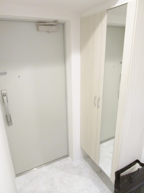 玄関　参考写真　別タイプのお部屋の写真です