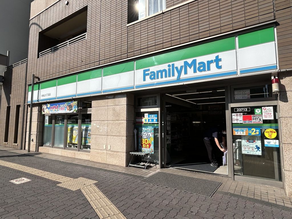 コンビニ　ファミリーマート本駒込六丁目店（コンビニ）まで100m