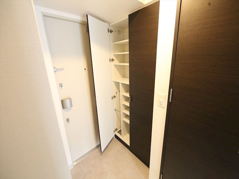 玄関　玄関　シューズボックス付（収納充実してます）