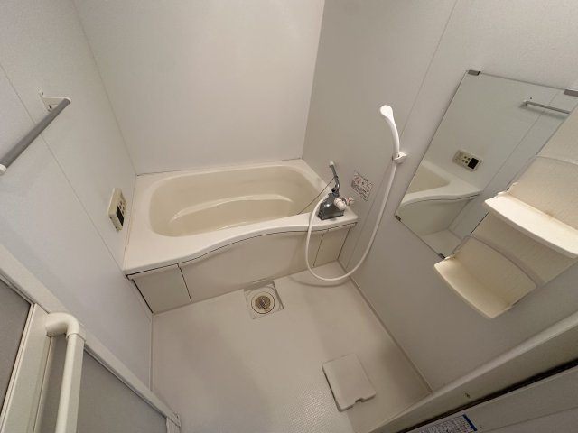 バス・シャワールーム　浴室乾燥・追い炊き機能付きで便利！